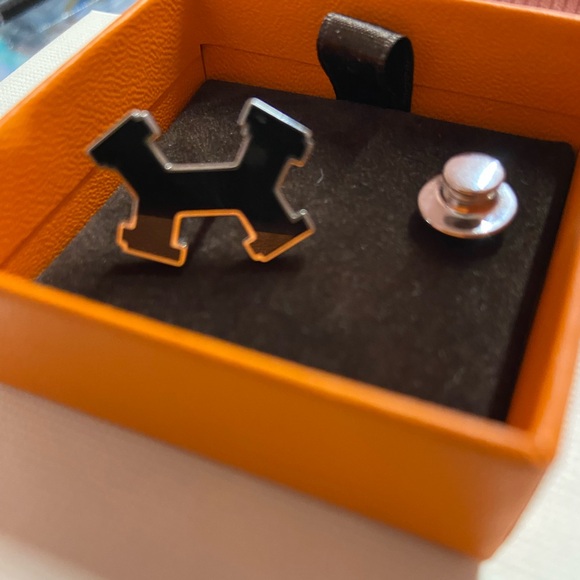 Hermes H pin with box and jewelry pouch. Worn once - Picture 2 of 3